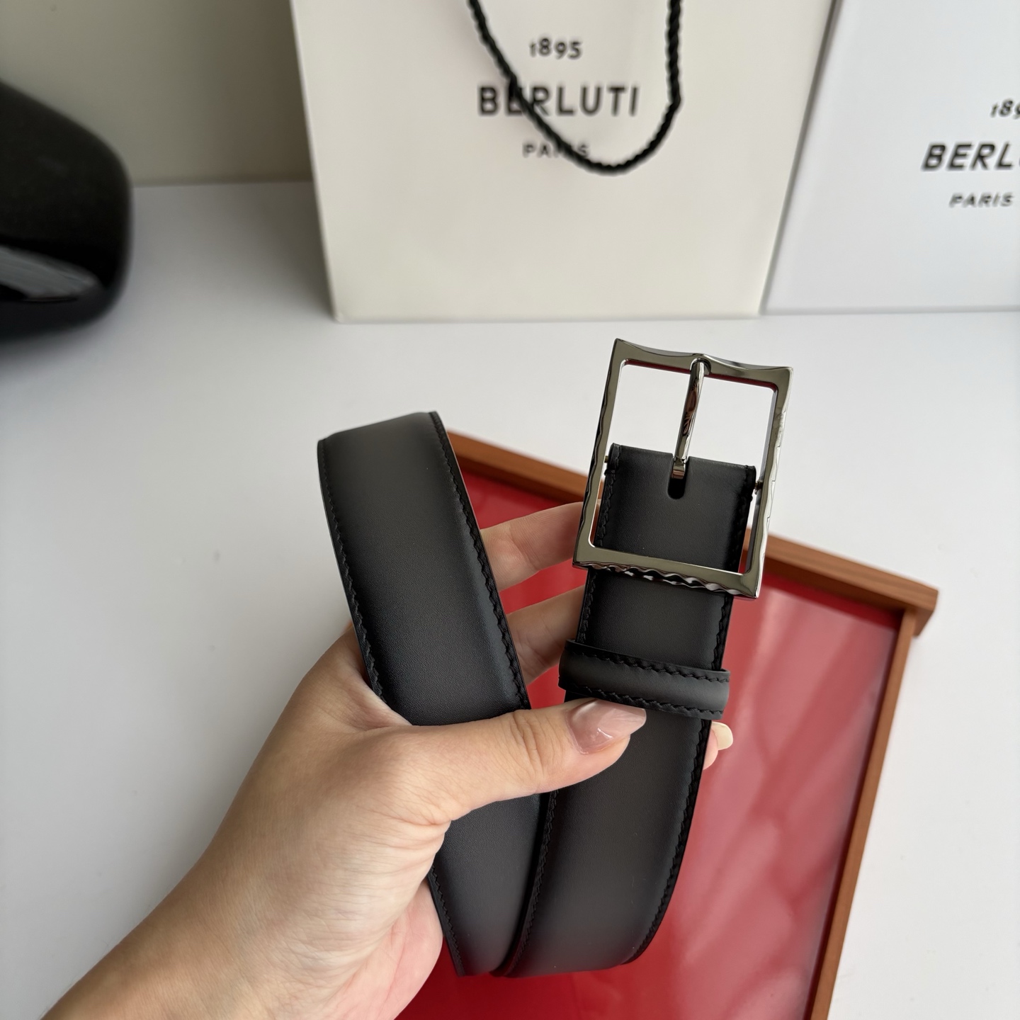 伯尔鲁帝 〖  Berluti  〗:采用意大利Venezia皮革和Patina古法染色工艺双面顶级头层小牛皮，搭配专柜