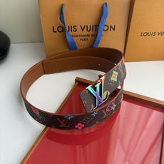 Lv当季新款,经典老花底色,叠加粉、绿、红彩色四花涂鸦印花,两面切换佩戴。正面彩色限定印花帆布;反面棕褐色光滑牛皮。宽4 Lv当季新款,经典老花底色,叠加粉、绿、红彩色四花涂鸦印花,两面切换佩戴。正面彩色限定印花帆布;反面棕褐色光滑牛皮。宽4