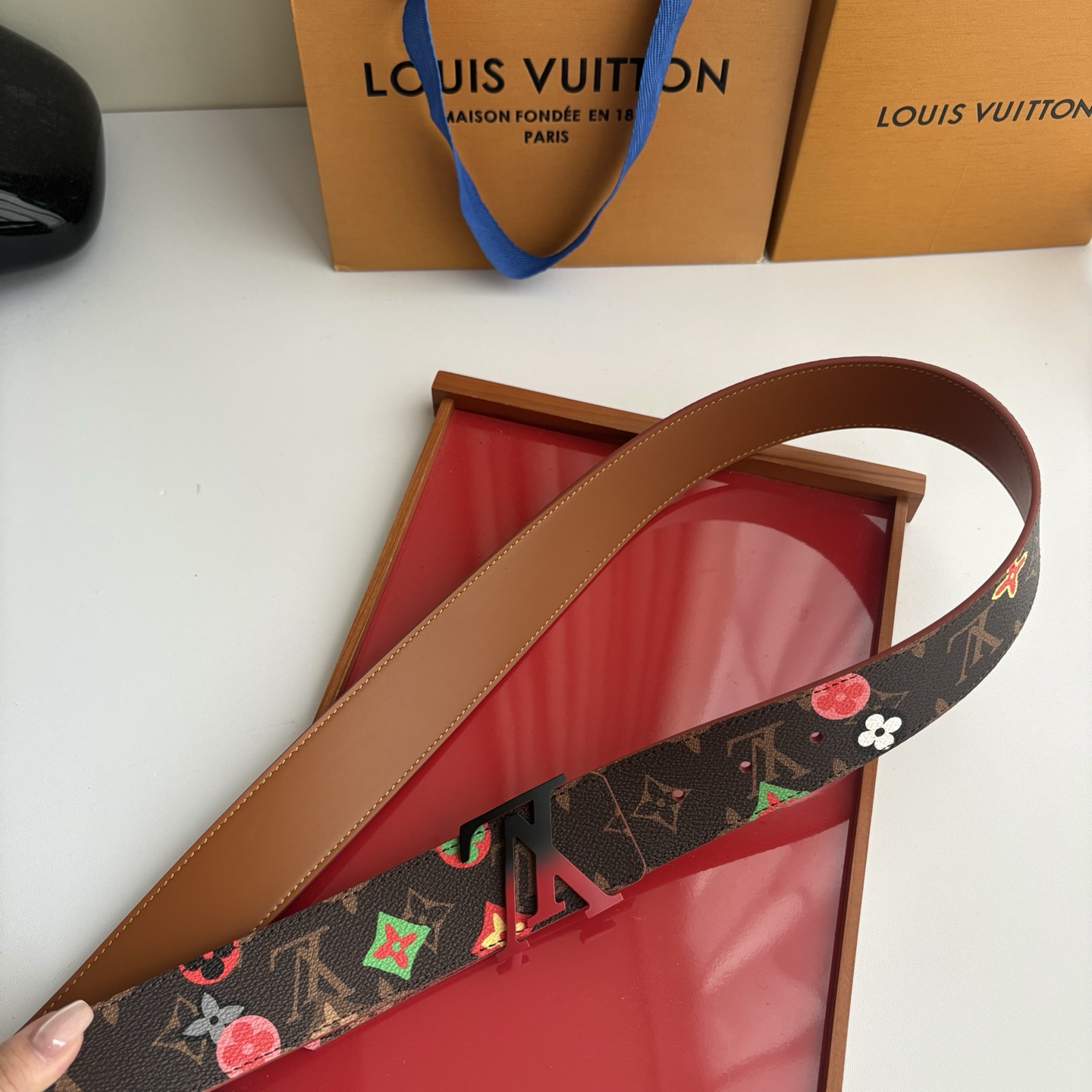 Lv当季新款，经典老花底色，叠加粉、绿、红彩色四花涂鸦印花，两面切换佩戴。正面彩色限定印花帆布；反面棕褐色光滑牛皮。宽4