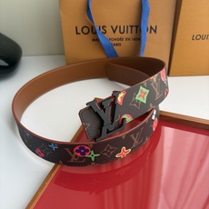 Lv当季新款,经典老花底色,叠加粉、绿、红彩色四花涂鸦印花,两面切换佩戴。正面彩色限定印花帆布;反面棕褐色光滑牛皮。宽4 Lv当季新款,经典老花底色,叠加粉、绿、红彩色四花涂鸦印花,两面切换佩戴。正面彩色限定印花帆布;反面棕褐色光滑牛皮。宽4