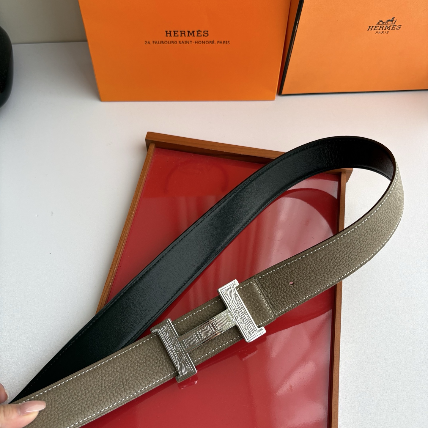 【爱马仕】Hermes 原单爱马仕，宽3.8cm进口原版皮带身，双面可两面用，精品电镀五金 ！
