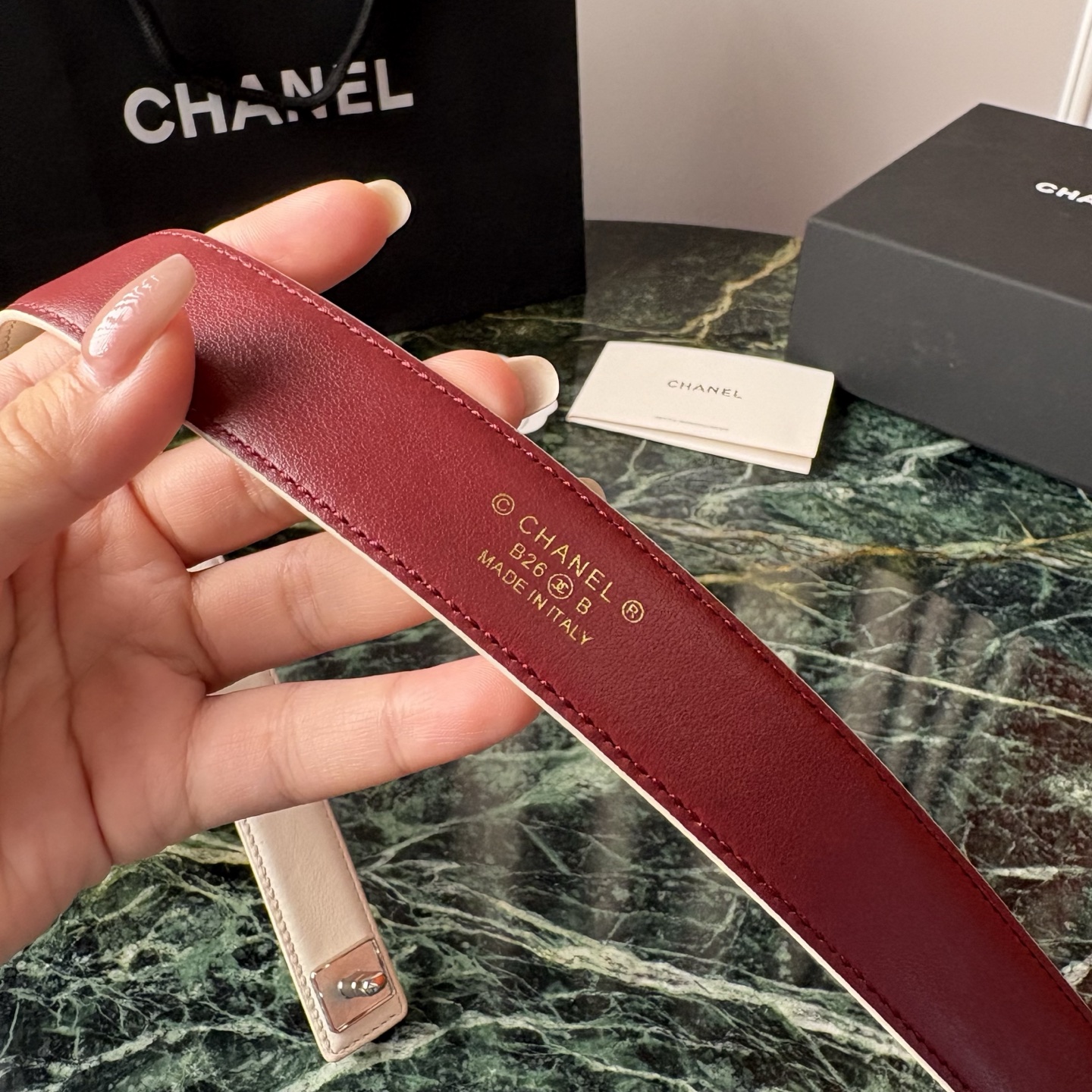 小香家爆款皮质腰带，进口胎牛皮精品五金，旋转双C金属转扣。搭配连衣裙、大衣，牛仔裤皆可。滑动式可任意调节松紧，均码。宽：