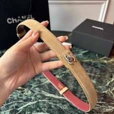 小香家爆款皮质腰带,进口胎牛皮精品五金,旋转双C金属转扣。搭配连衣裙、大衣,牛仔裤皆可。滑动式可任意调节松紧,均码。宽: 小香家爆款皮质腰带,进口胎牛皮精品五金,旋转双C金属转扣。搭配连衣裙、大衣,牛仔裤皆可。滑动式可任意调节松紧,均码。宽: