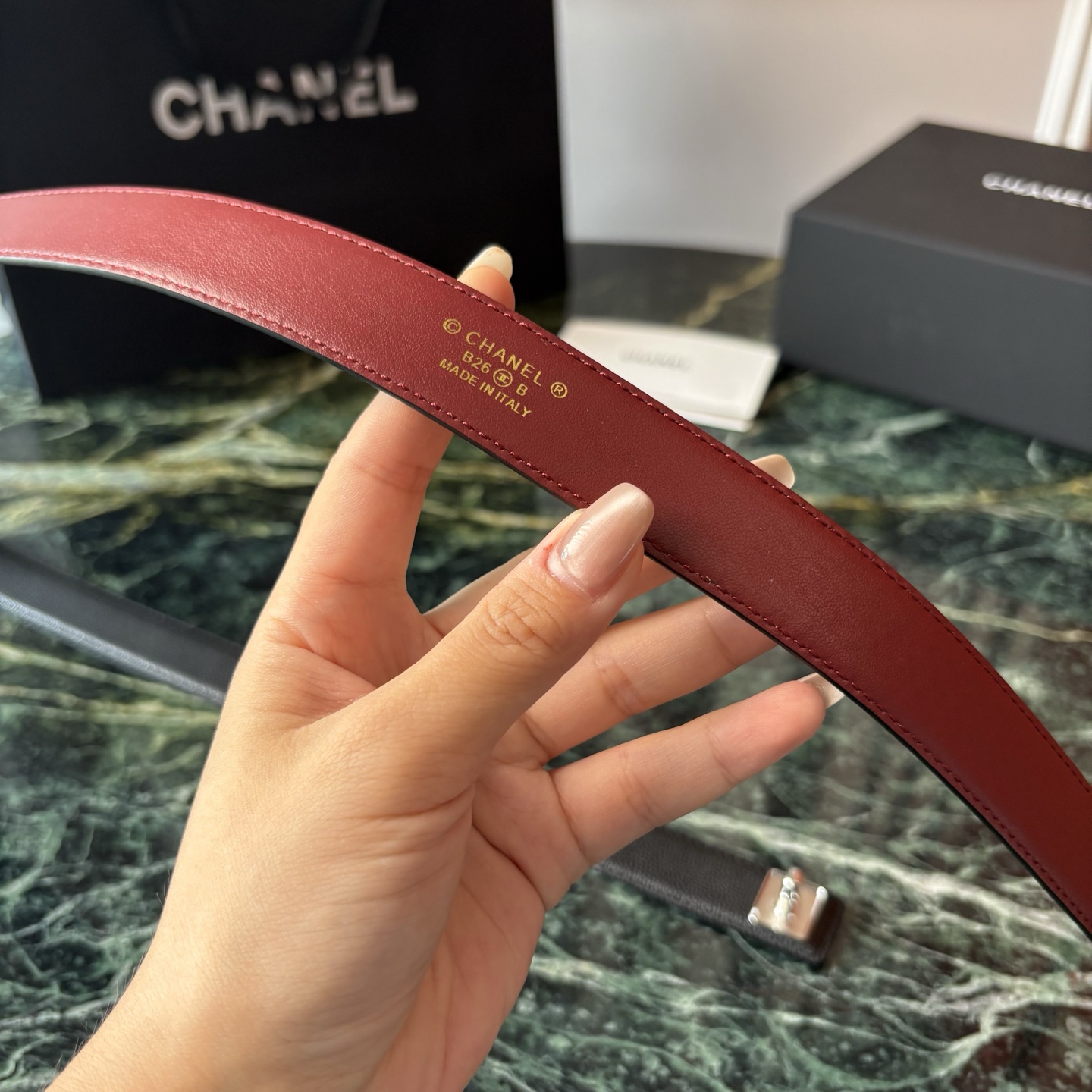 小香家爆款皮质腰带，进口胎牛皮精品五金，旋转双C金属转扣。搭配连衣裙、大衣，牛仔裤皆可。滑动式可任意调节松紧，均码。宽：