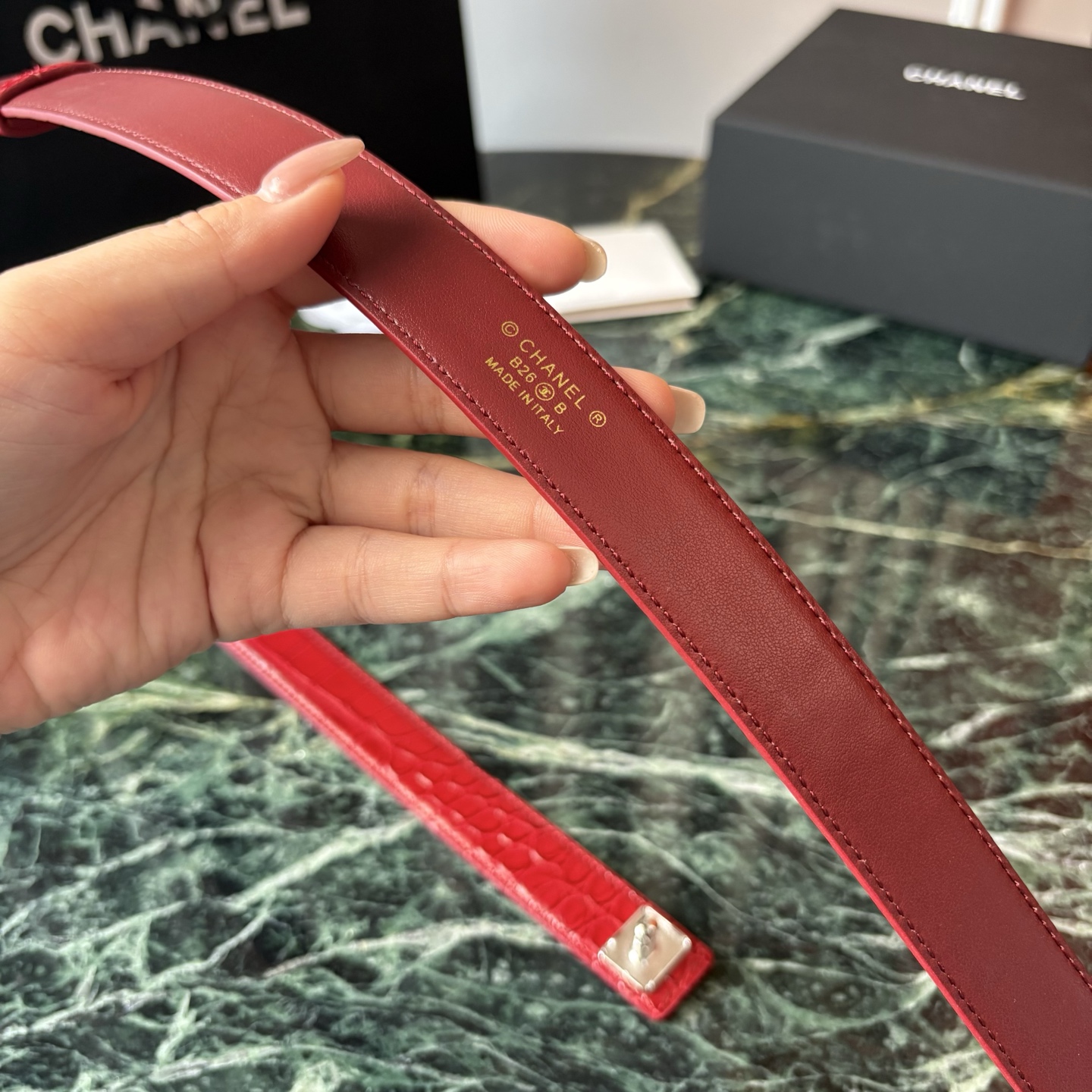 小香家爆款皮质腰带，进口胎牛皮精品五金，旋转双C金属转扣。搭配连衣裙、大衣，牛仔裤皆可。滑动式可任意调节松紧，均码。宽：