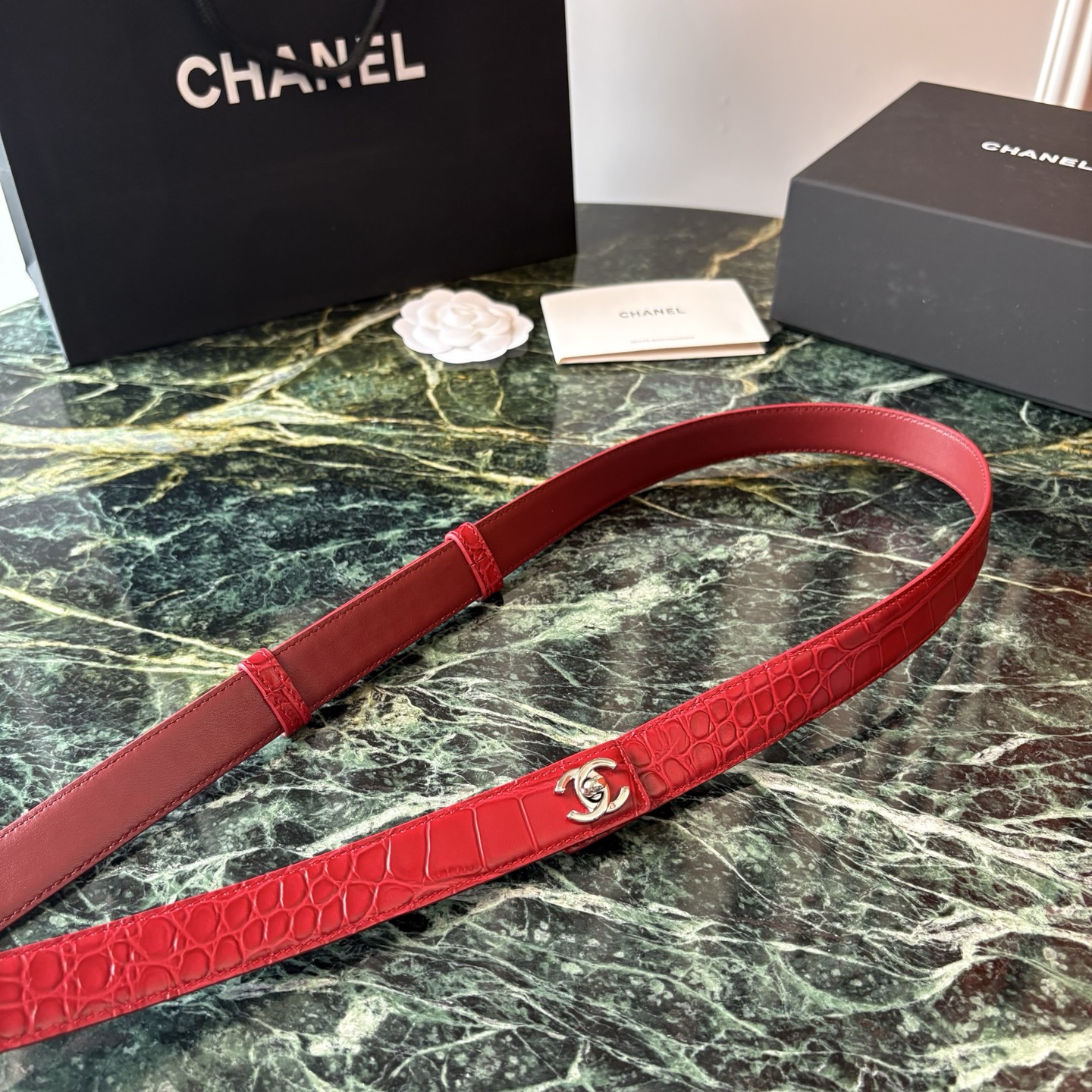 小香家爆款皮质腰带，进口胎牛皮精品五金，旋转双C金属转扣。搭配连衣裙、大衣，牛仔裤皆可。滑动式可任意调节松紧，均码。宽：