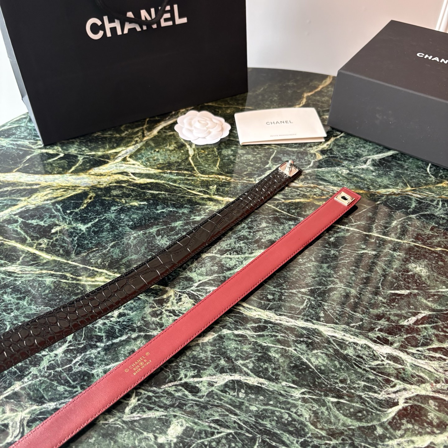 小香家爆款皮质腰带，进口胎牛皮精品五金，旋转双C金属转扣。搭配连衣裙、大衣，牛仔裤皆可。滑动式可任意调节松紧，均码。宽：