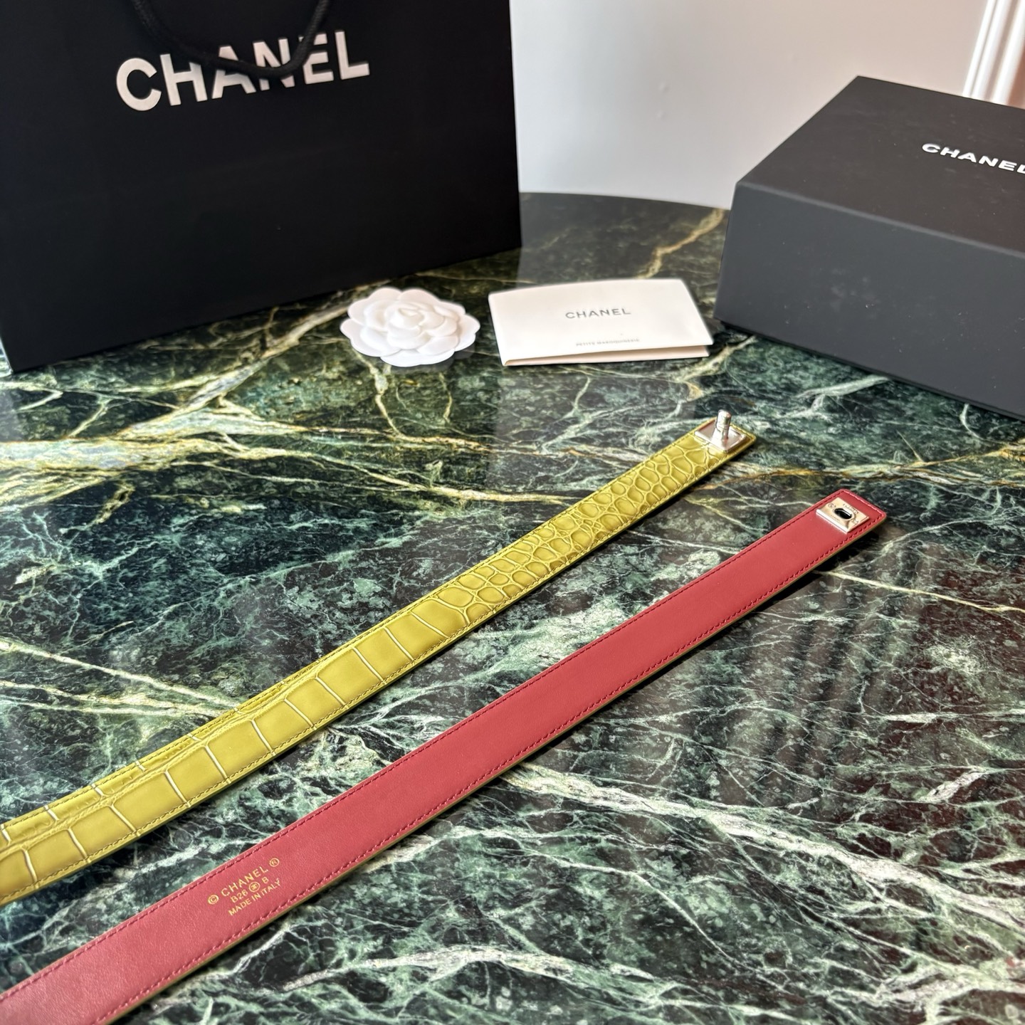 小香家爆款皮质腰带，进口胎牛皮精品五金，旋转双C金属转扣。搭配连衣裙、大衣，牛仔裤皆可。滑动式可任意调节松紧，均码。宽：