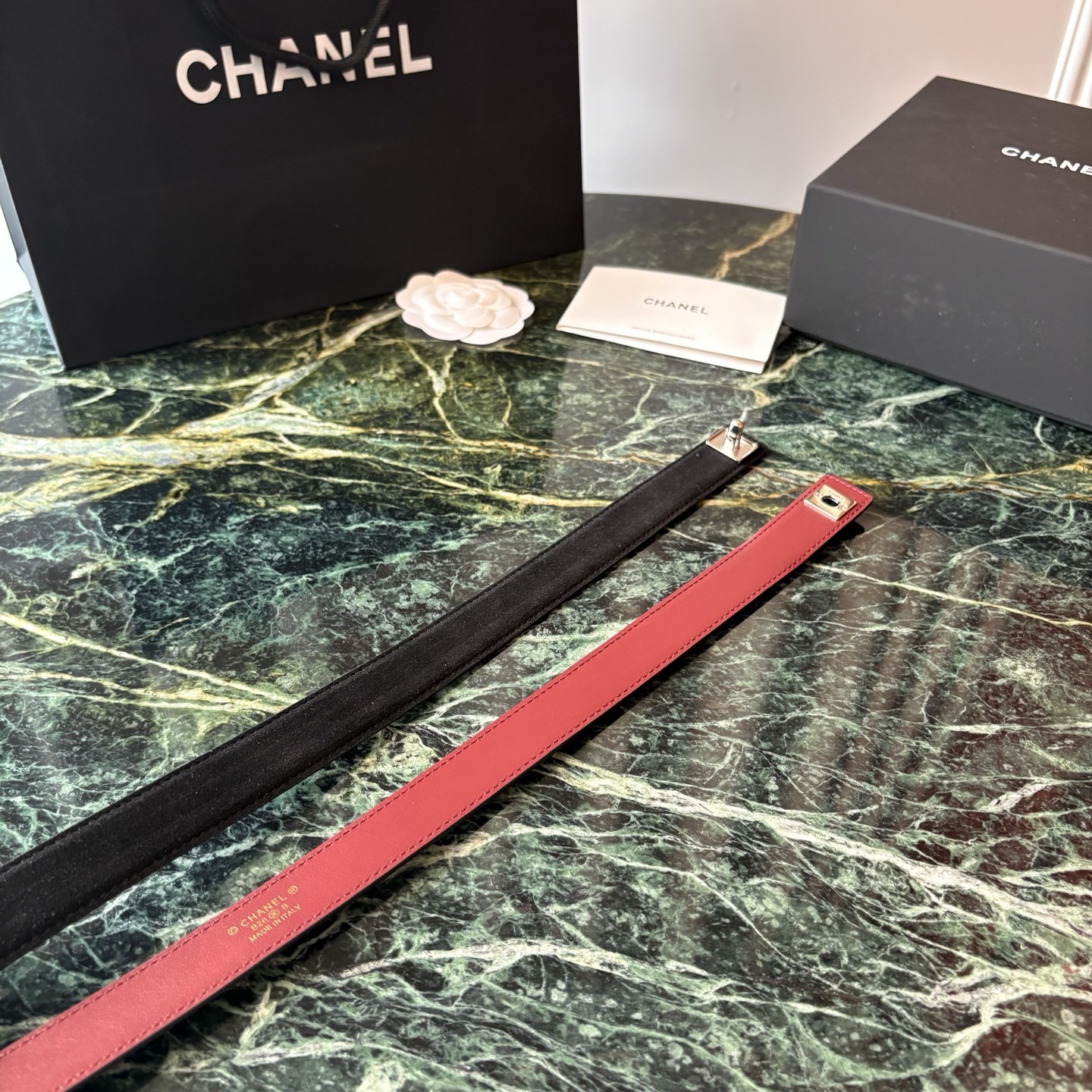小香家爆款皮质腰带，进口胎牛皮精品五金，旋转双C金属转扣。搭配连衣裙、大衣，牛仔裤皆可。滑动式可任意调节松紧，均码。宽：