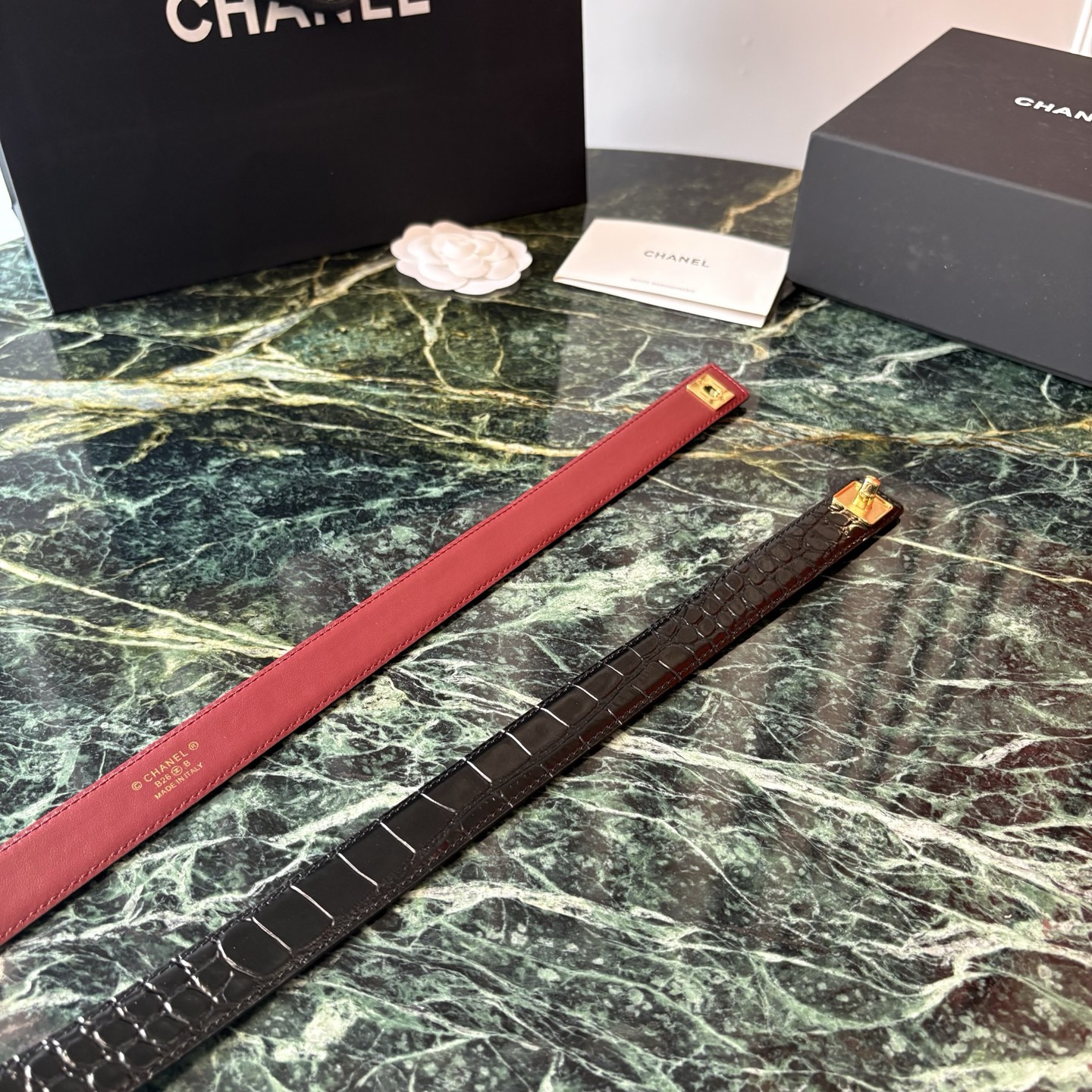 小香家爆款皮质腰带，进口胎牛皮精品五金，旋转双C金属转扣。搭配连衣裙、大衣，牛仔裤皆可。滑动式可任意调节松紧，均码。宽：