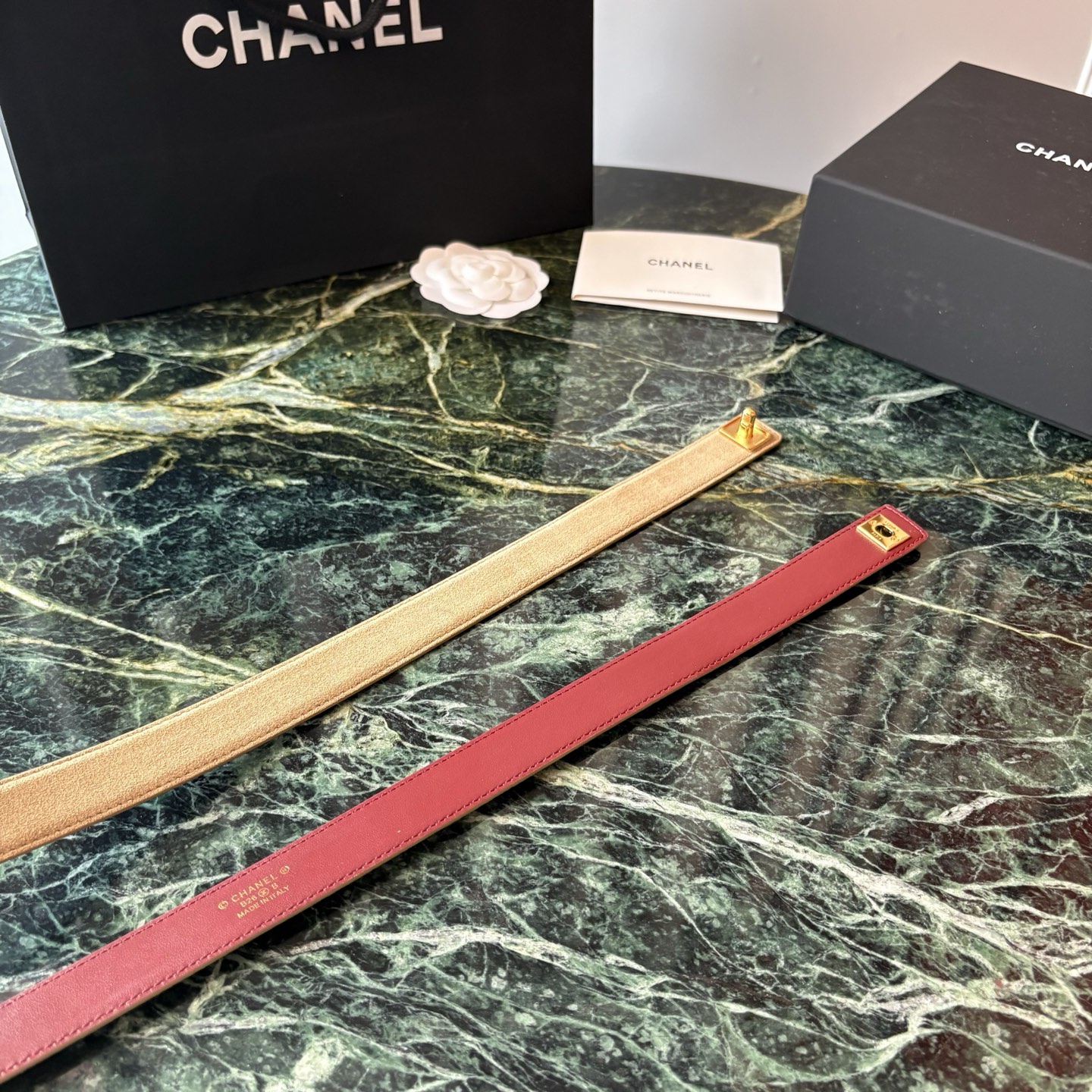 小香家爆款皮质腰带，进口胎牛皮精品五金，旋转双C金属转扣。搭配连衣裙、大衣，牛仔裤皆可。滑动式可任意调节松紧，均码。宽：