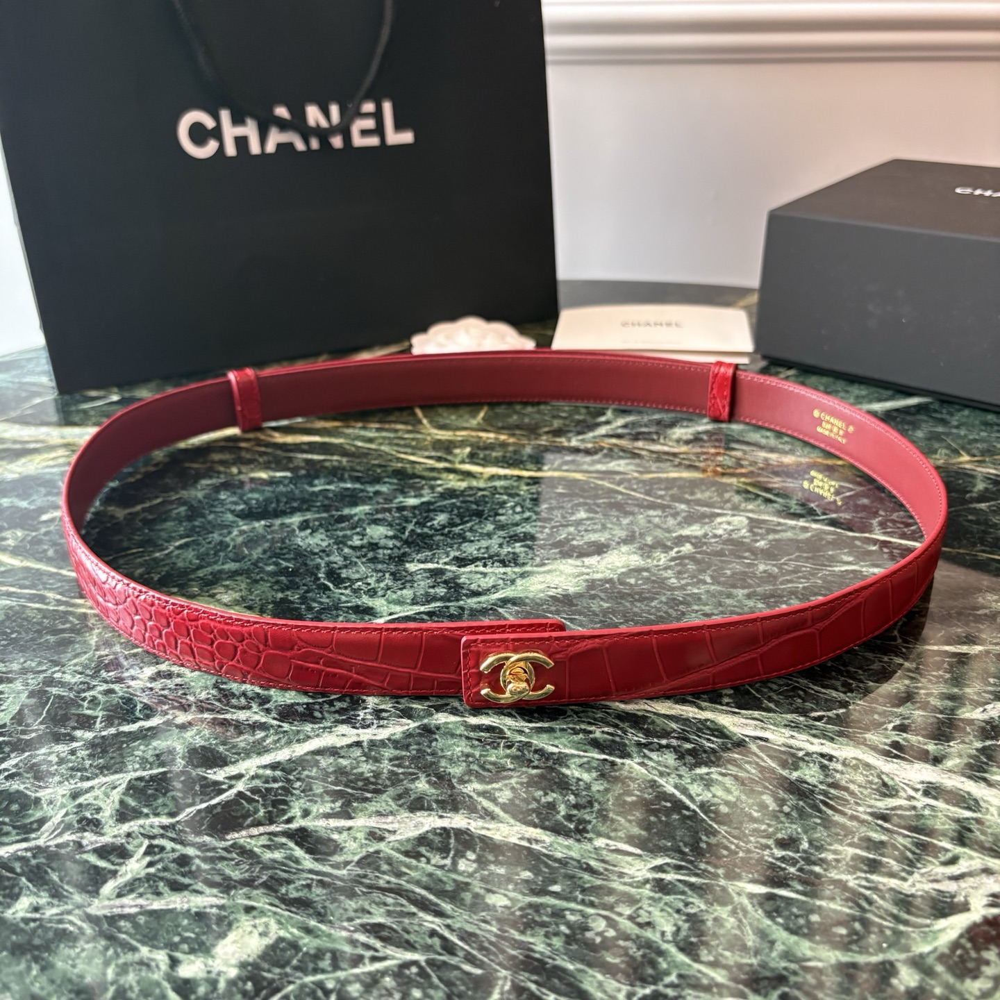 小香家爆款皮质腰带，进口胎牛皮精品五金，旋转双C金属转扣。搭配连衣裙、大衣，牛仔裤皆可。滑动式可任意调节松紧，均码。宽：
