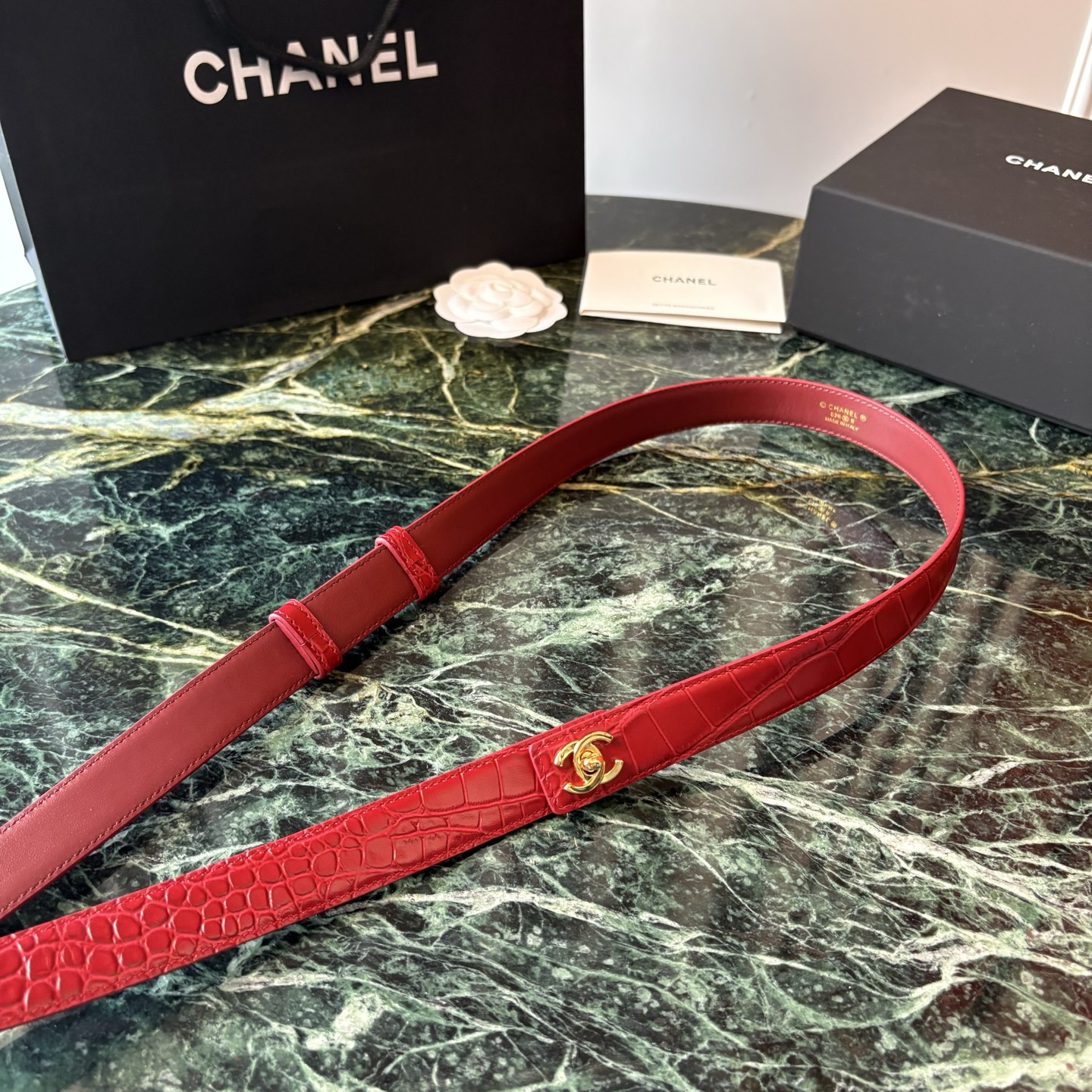 小香家爆款皮质腰带，进口胎牛皮精品五金，旋转双C金属转扣。搭配连衣裙、大衣，牛仔裤皆可。滑动式可任意调节松紧，均码。宽：