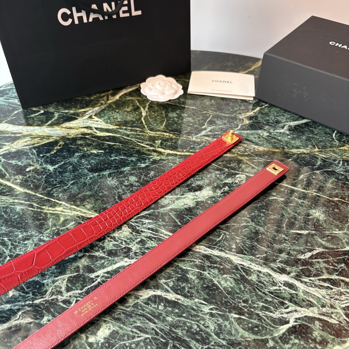 小香家爆款皮质腰带，进口胎牛皮精品五金，旋转双C金属转扣。搭配连衣裙、大衣，牛仔裤皆可。滑动式可任意调节松紧，均码。宽：