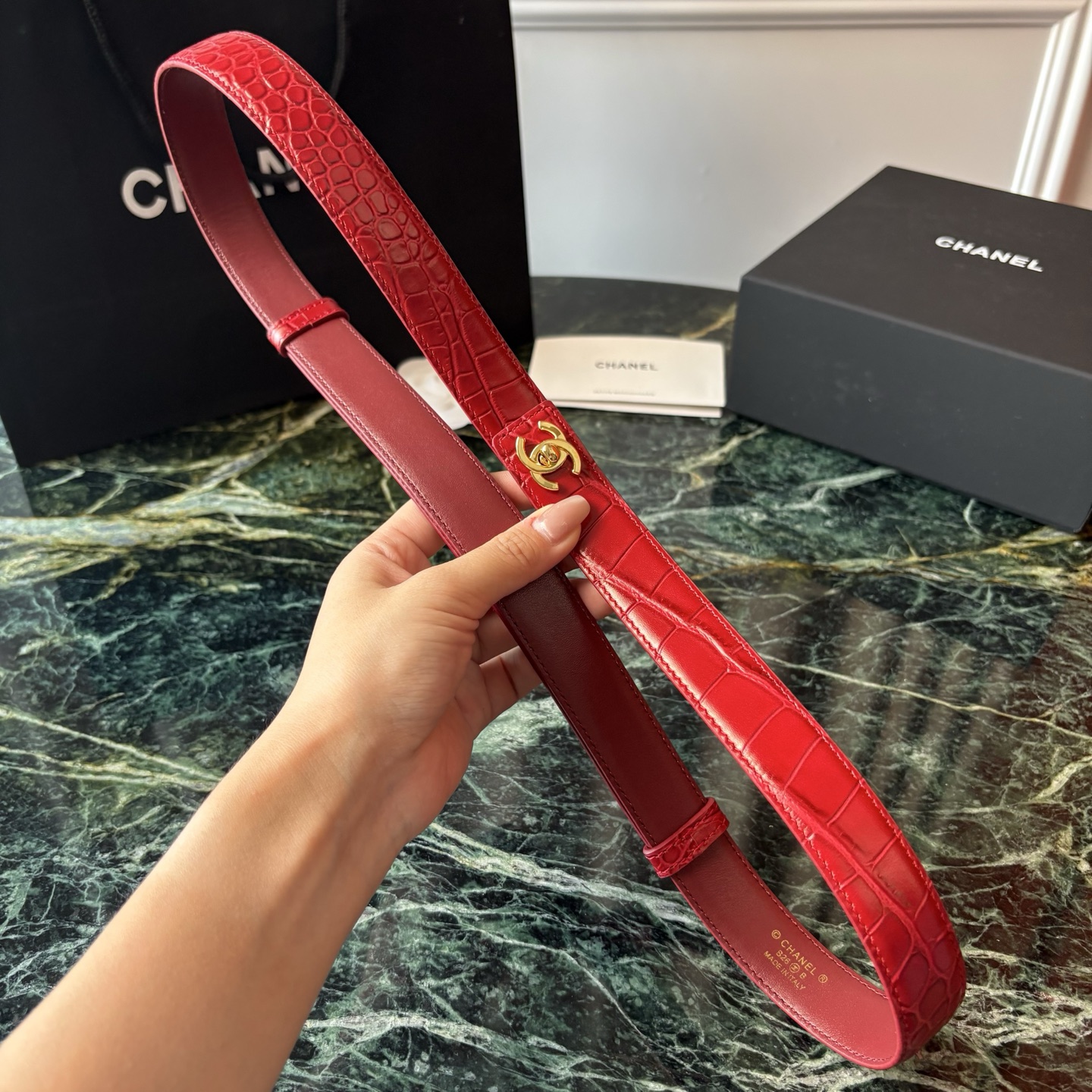 小香家爆款皮质腰带，进口胎牛皮精品五金，旋转双C金属转扣。搭配连衣裙、大衣，牛仔裤皆可。滑动式可任意调节松紧，均码。宽：