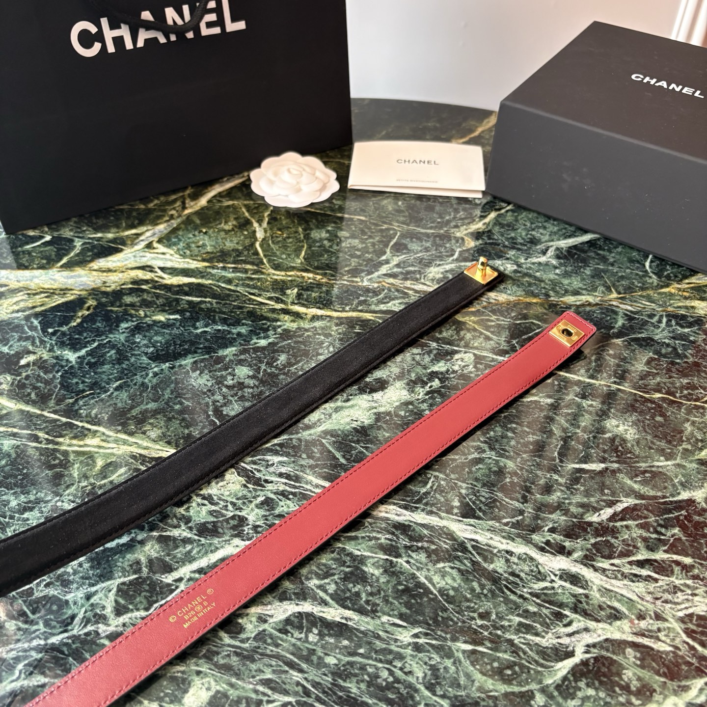 小香家爆款皮质腰带，进口胎牛皮精品五金，旋转双C金属转扣。搭配连衣裙、大衣，牛仔裤皆可。滑动式可任意调节松紧，均码。宽：