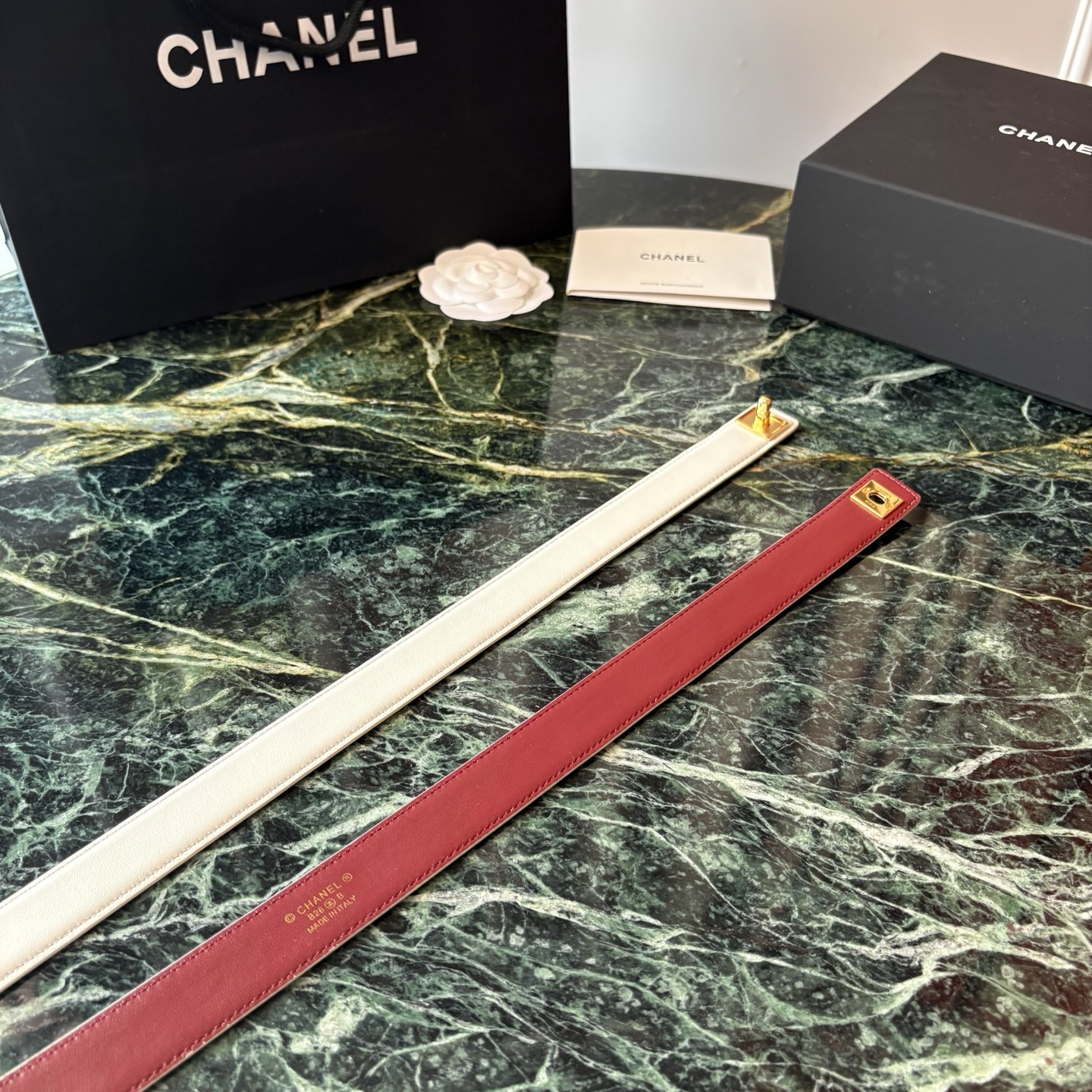 小香家爆款皮质腰带，进口胎牛皮精品五金，旋转双C金属转扣。搭配连衣裙、大衣，牛仔裤皆可。滑动式可任意调节松紧，均码。宽：
