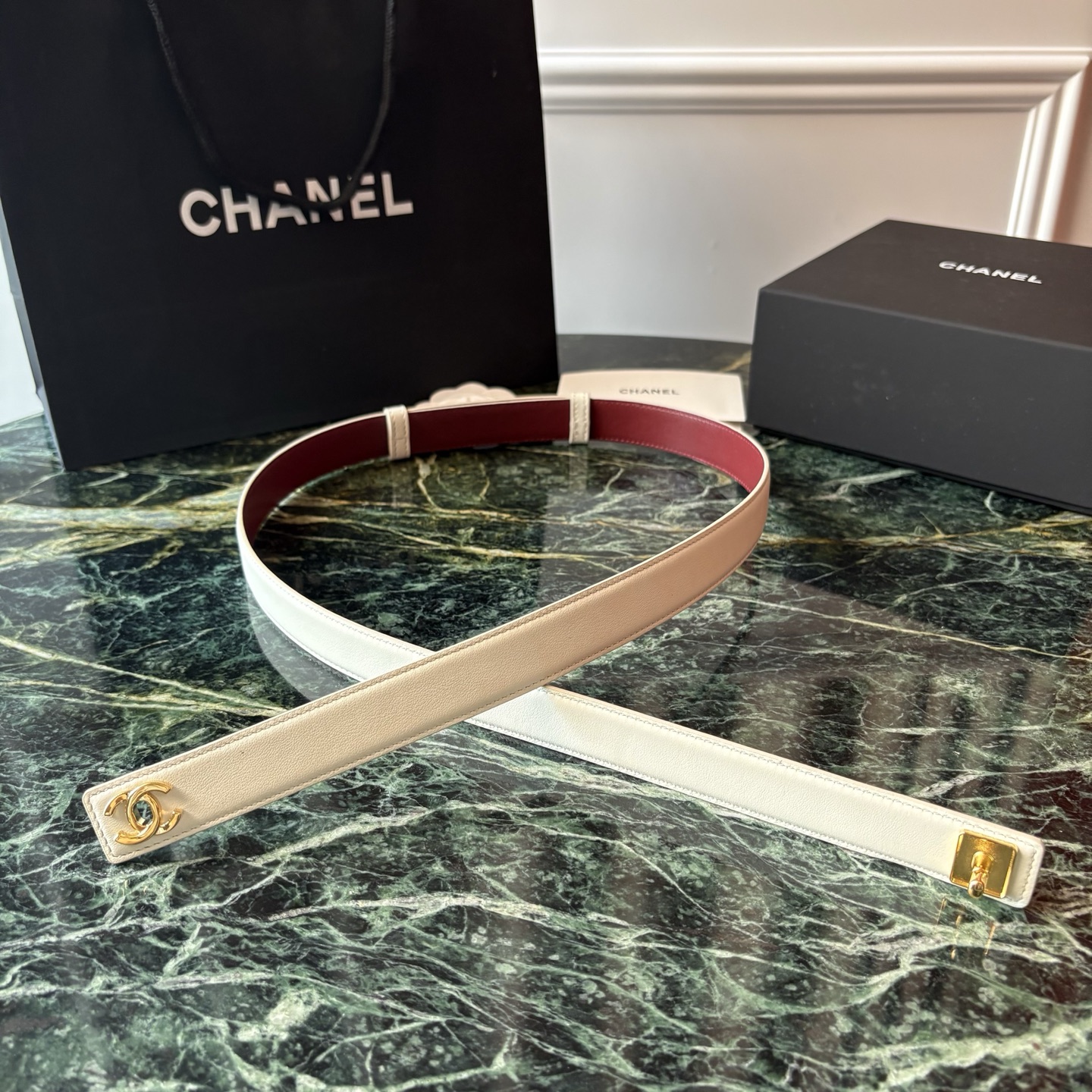 小香家爆款皮质腰带，进口胎牛皮精品五金，旋转双C金属转扣。搭配连衣裙、大衣，牛仔裤皆可。滑动式可任意调节松紧，均码。宽：