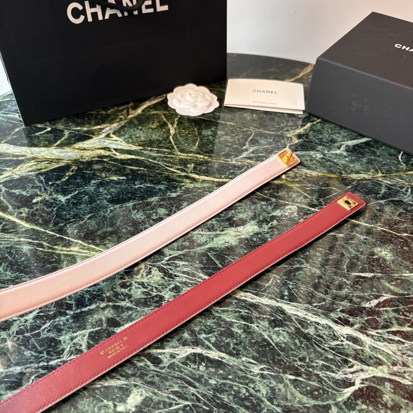 小香家爆款皮质腰带，进口胎牛皮精品五金，旋转双C金属转扣。搭配连衣裙、大衣，牛仔裤皆可。滑动式可任意调节松紧，均码。宽：