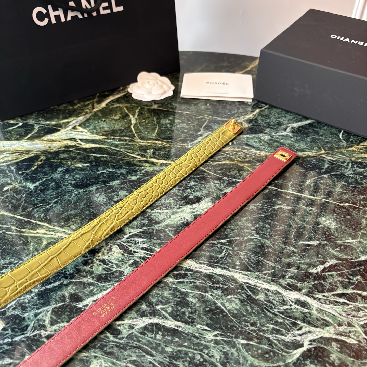 小香家爆款皮质腰带，进口胎牛皮精品五金，旋转双C金属转扣。搭配连衣裙、大衣，牛仔裤皆可。滑动式可任意调节松紧，均码。宽：