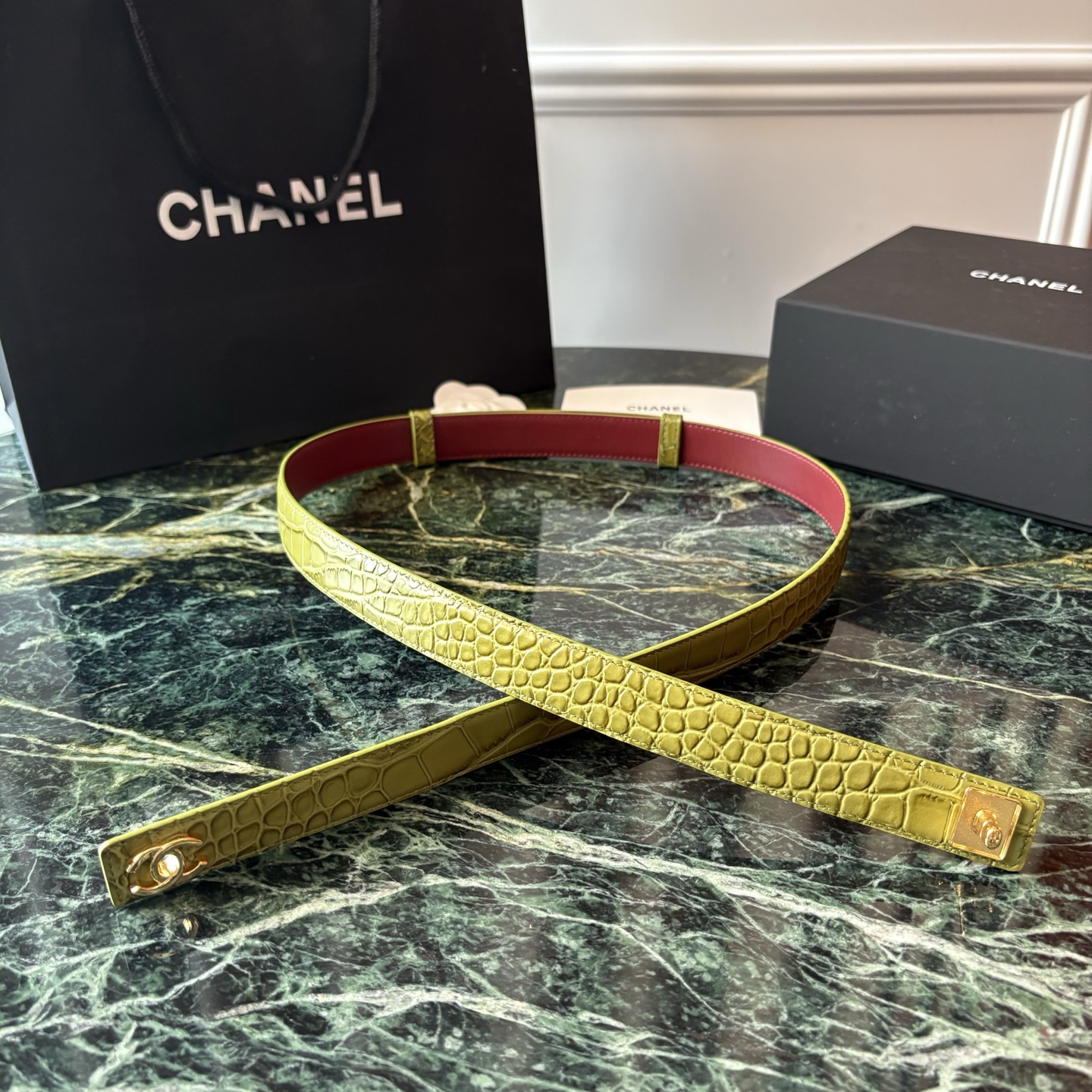 小香家爆款皮质腰带，进口胎牛皮精品五金，旋转双C金属转扣。搭配连衣裙、大衣，牛仔裤皆可。滑动式可任意调节松紧，均码。宽：