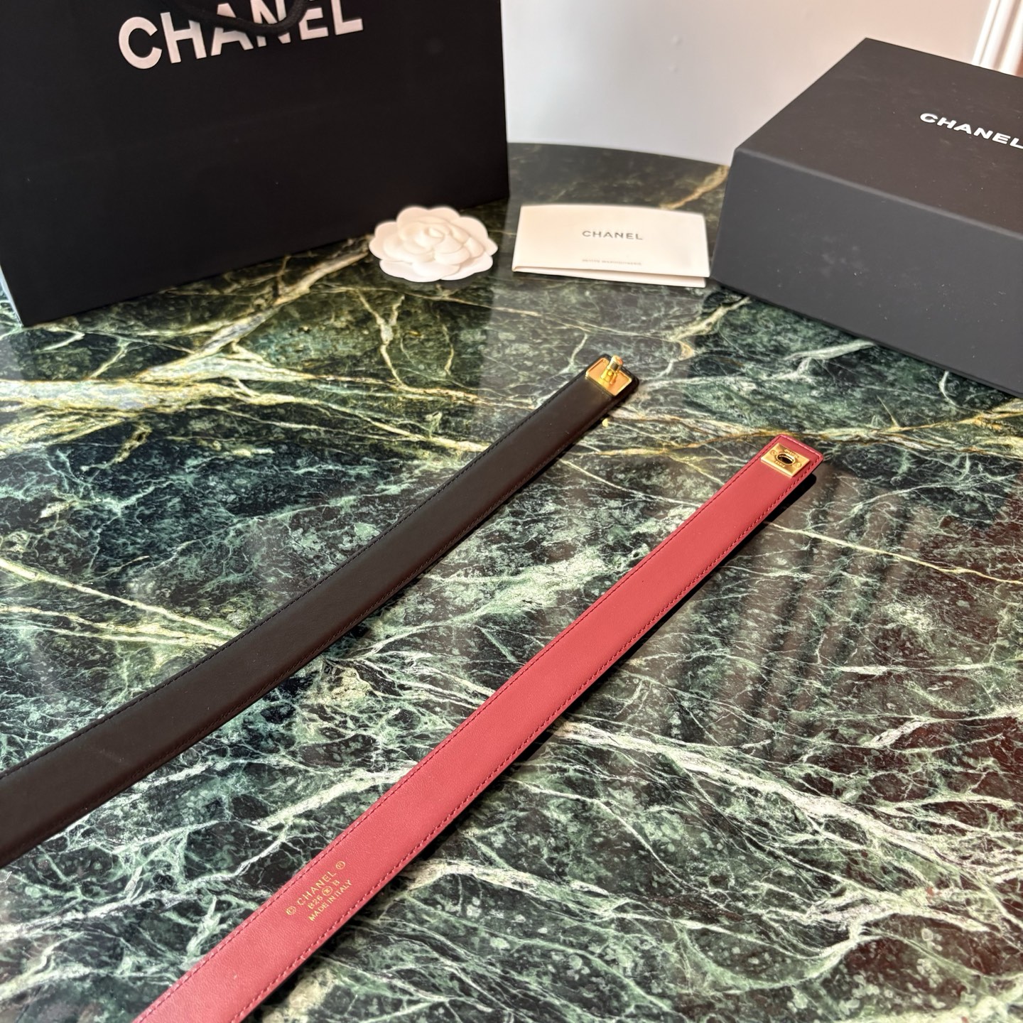 小香家爆款皮质腰带，进口胎牛皮精品五金，旋转双C金属转扣。搭配连衣裙、大衣，牛仔裤皆可。滑动式可任意调节松紧，均码。宽：