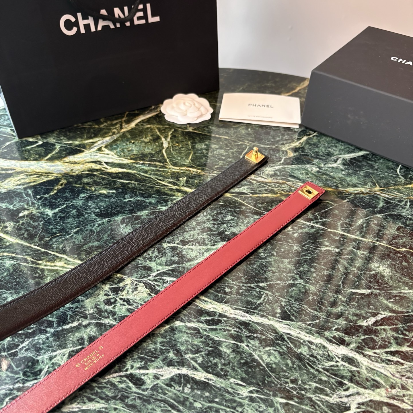 小香家爆款皮质腰带，进口胎牛皮精品五金，旋转双C金属转扣。搭配连衣裙、大衣，牛仔裤皆可。滑动式可任意调节松紧，均码。宽：