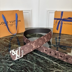 Lv当季新款牛仔Monogram 咖色帆布材质,复古做旧的老花印花搭配另一面原版平纹底,精致百搭,时尚大方,宽4.0cm Lv当季新款牛仔Monogram 咖色帆布材质,复古做旧的老花印花搭配另一面原版平纹底,精致百搭,时尚大方,宽4.0cm