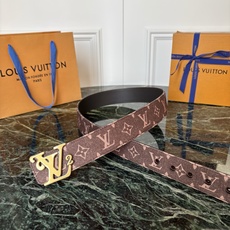 Lv当季新款牛仔Monogram 咖色帆布材质,复古做旧的老花印花搭配另一面原版平纹底,精致百搭,时尚大方,宽4.0cm Lv当季新款牛仔Monogram 咖色帆布材质,复古做旧的老花印花搭配另一面原版平纹底,精致百搭,时尚大方,宽4.0cm