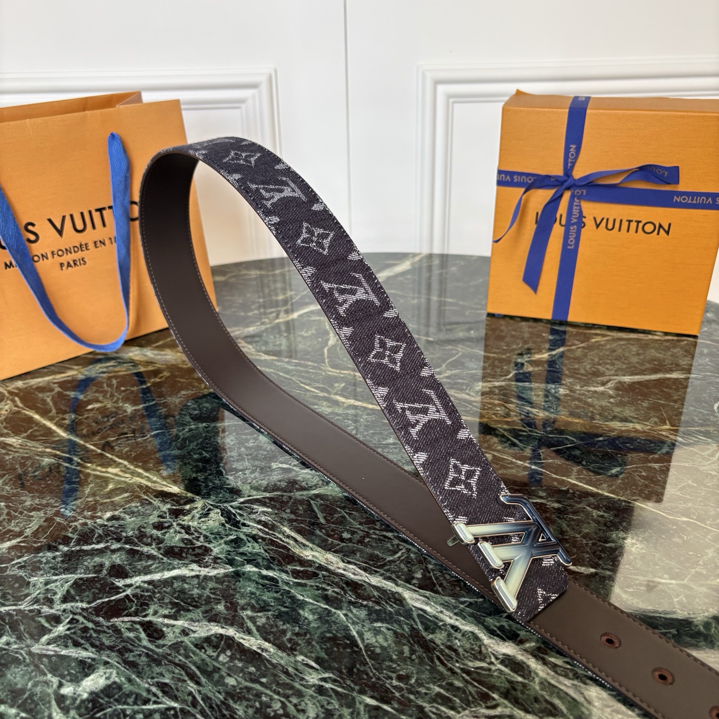 Lv当季新款牛仔Monogram 蓝色帆布材质，复古做旧的老花印花搭配另一面原版平纹底，精致百搭，时尚大方，宽4.0cm