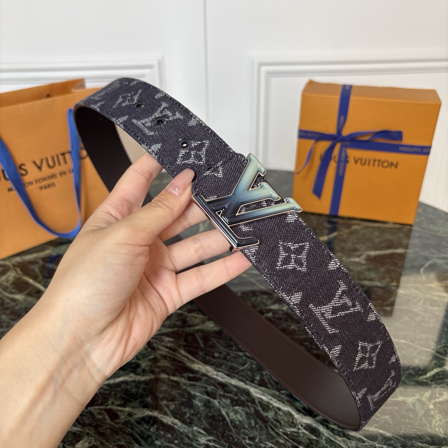 Lv当季新款牛仔Monogram 蓝色帆布材质，复古做旧的老花印花搭配另一面原版平纹底，精致百搭，时尚大方，宽4.0cm