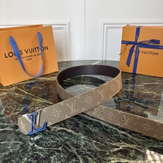 Lv当季新款牛仔Monogram 绿色帆布材质,复古做旧的老花印花搭配另一面原版平纹底,精致百搭,时尚大方,宽4.0cm Lv当季新款牛仔Monogram 绿色帆布材质,复古做旧的老花印花搭配另一面原版平纹底,精致百搭,时尚大方,宽4.0cm