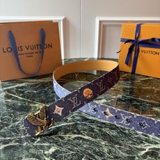 Lv当季新款牛仔Monogram 蓝色牛仔材质,复古做旧的老花印花搭配另一面原版平纹底,精致百搭,时尚大方,宽4.0cm Lv当季新款牛仔Monogram 蓝色牛仔材质,复古做旧的老花印花搭配另一面原版平纹底,精致百搭,时尚大方,宽4.0cm