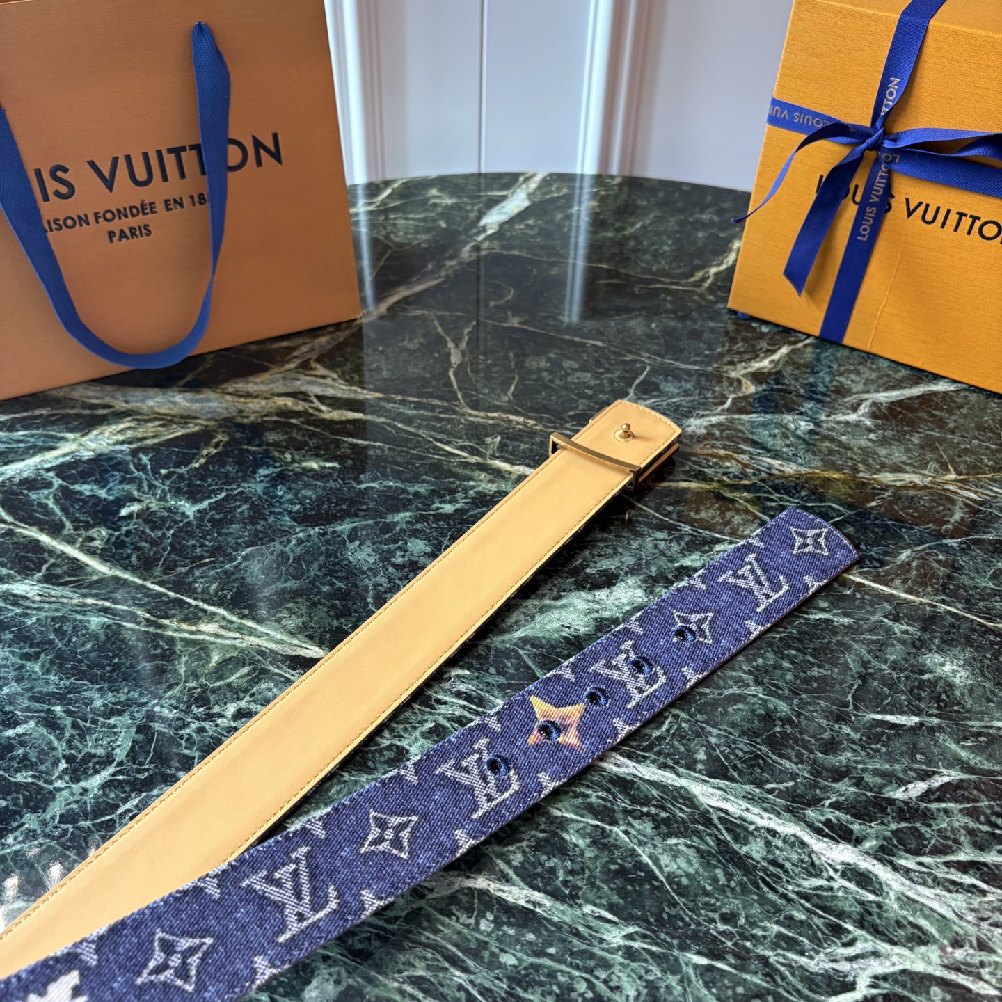Lv当季新款牛仔Monogram 蓝色牛仔材质，复古做旧的老花印花搭配另一面原版平纹底，精致百搭，时尚大方，宽4.0cm