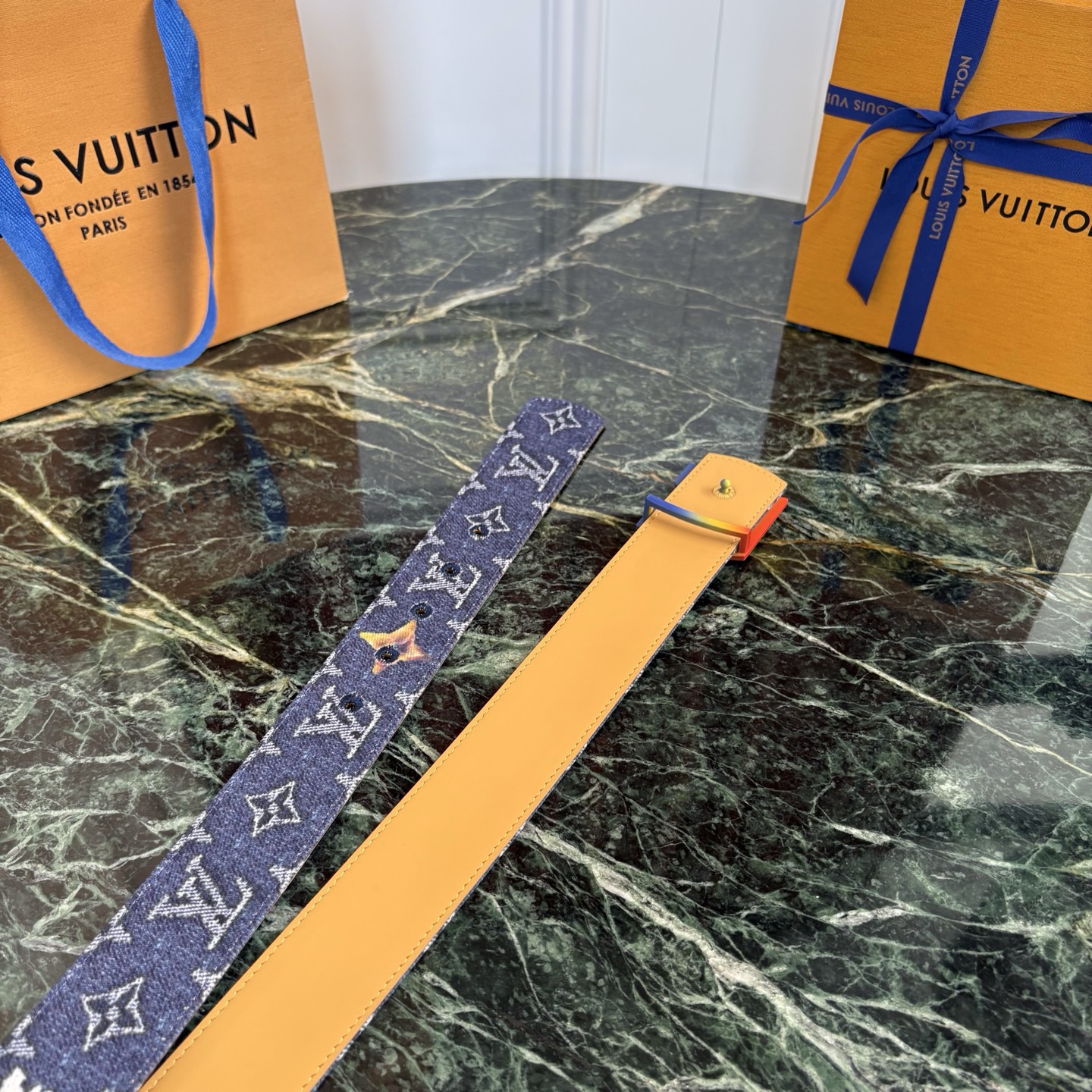 Lv当季新款牛仔Monogram 蓝色牛仔材质，复古做旧的老花印花搭配另一面原版平纹底，精致百搭，时尚大方，宽4.0cm