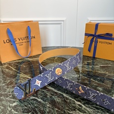 Lv当季新款牛仔Monogram 蓝色牛仔材质,复古做旧的老花印花搭配另一面原版平纹底,精致百搭,时尚大方,宽4.0cm Lv当季新款牛仔Monogram 蓝色牛仔材质,复古做旧的老花印花搭配另一面原版平纹底,精致百搭,时尚大方,宽4.0cm