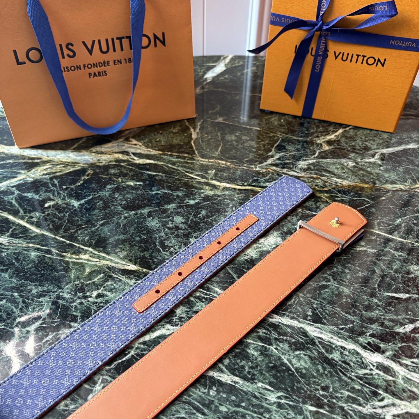 Lv当季新款牛仔Monogram 蓝色牛仔材质，复古做旧的小花印花搭配另一面原版平纹底，精致百搭，时尚大方，宽4.0cm