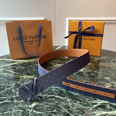 Lv当季新款牛仔Monogram 蓝色牛仔材质,复古做旧的小花印花搭配另一面原版平纹底,精致百搭,时尚大方,宽4.0cm Lv当季新款牛仔Monogram 蓝色牛仔材质,复古做旧的小花印花搭配另一面原版平纹底,精致百搭,时尚大方,宽4.0cm