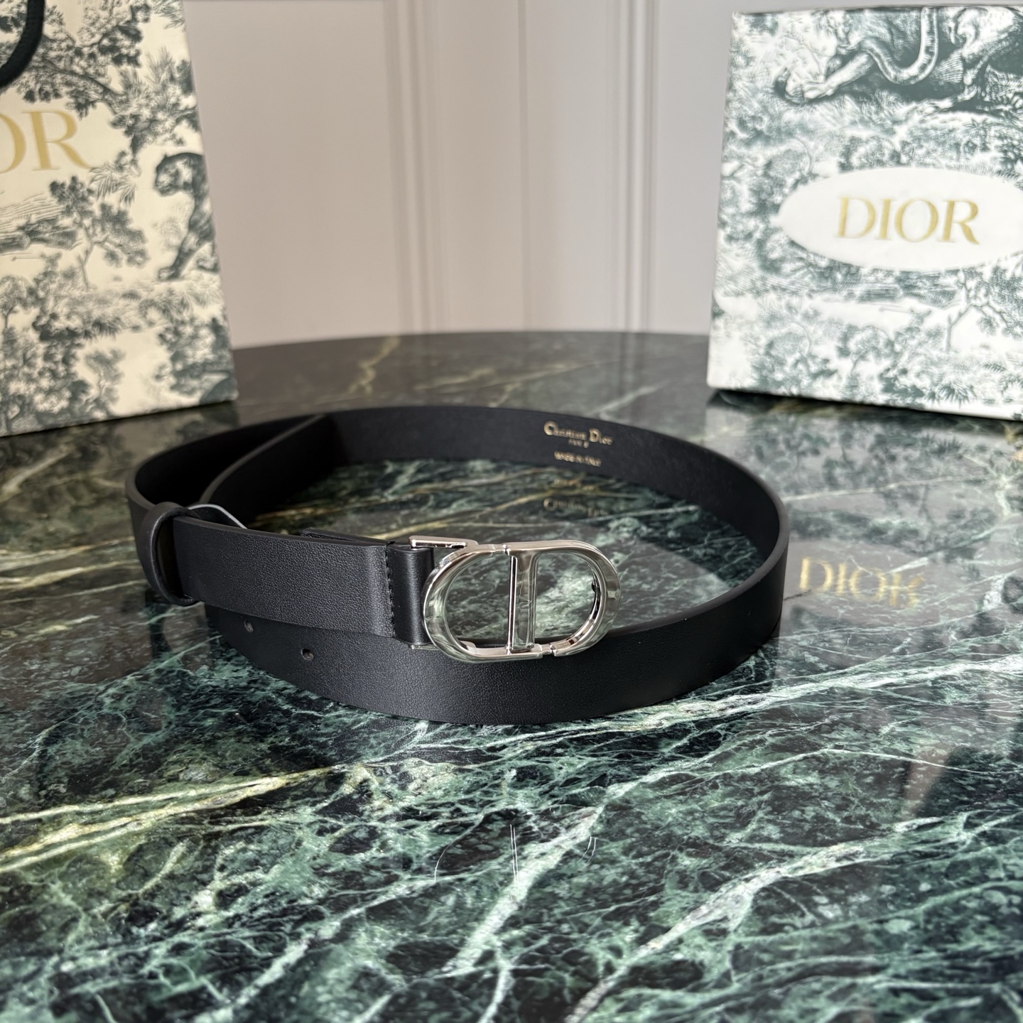 Dior新款腰带采用光滑牛皮革精心制作，经典 CD 腰带扣以富有光泽的饰面金属版本呈现，彰显 Dior 的精湛。款式时髦