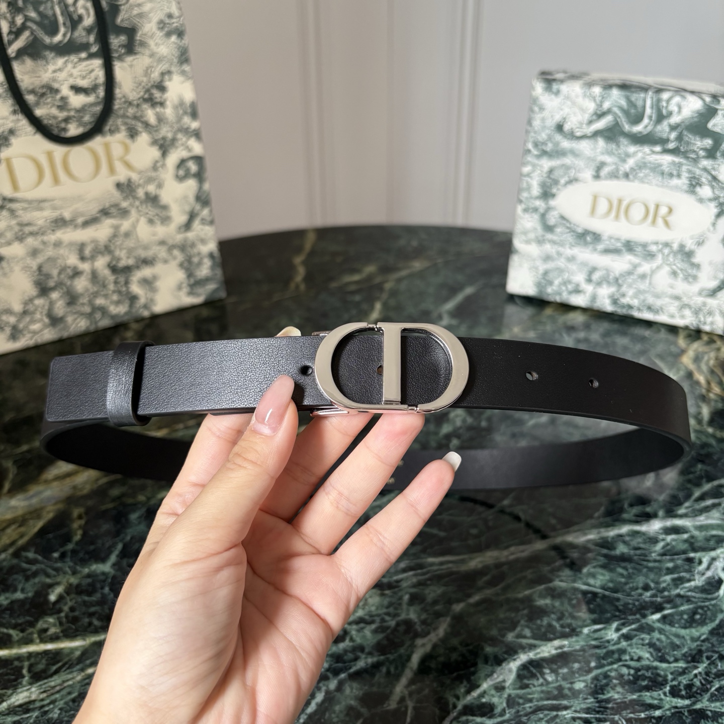 Dior新款腰带采用光滑牛皮革精心制作，经典 CD 腰带扣以富有光泽的饰面金属版本呈现，彰显 Dior 的精湛。款式时髦