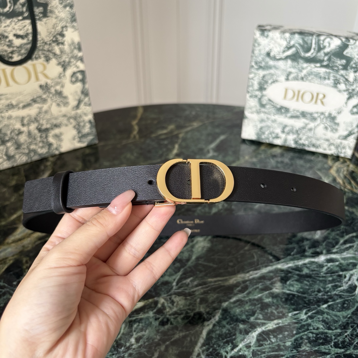 Dior新款腰带采用光滑牛皮革精心制作，经典 CD 腰带扣以富有光泽的饰面金属版本呈现，彰显 Dior 的精湛。款式时髦