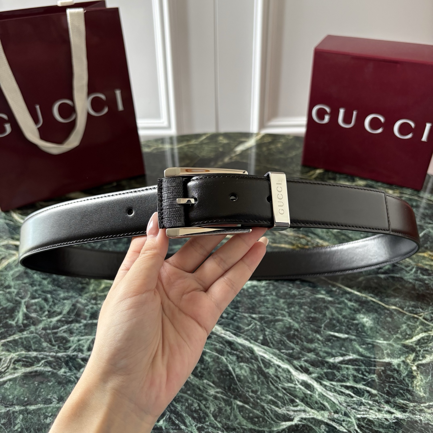 Gucci古驰男士皮带，头层牛皮，经典GG压花，方形扣，皮质细腻，做工精致，五金亮面，宽3.5cm，商务休闲都能搭，细节