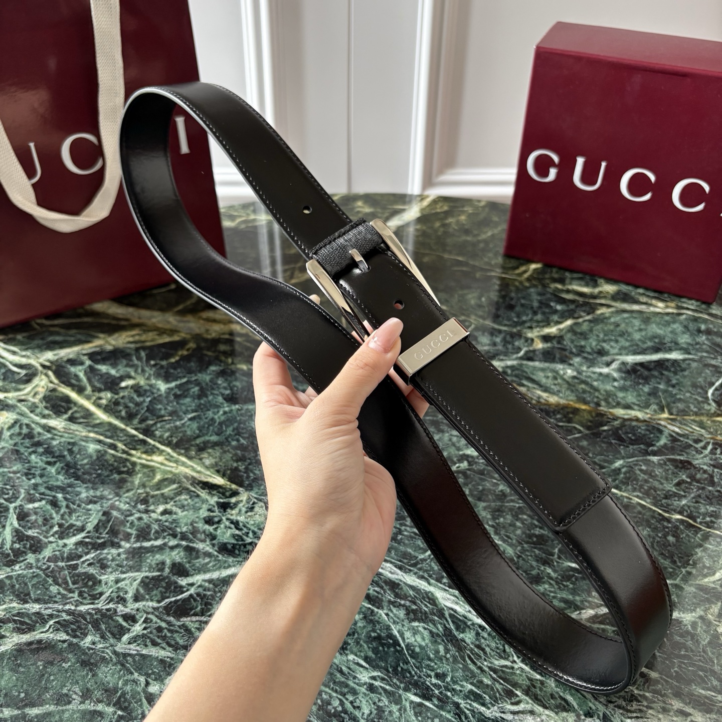 Gucci古驰男士皮带，头层牛皮，经典GG压花，方形扣，皮质细腻，做工精致，五金亮面，宽3.5cm，商务休闲都能搭，细节