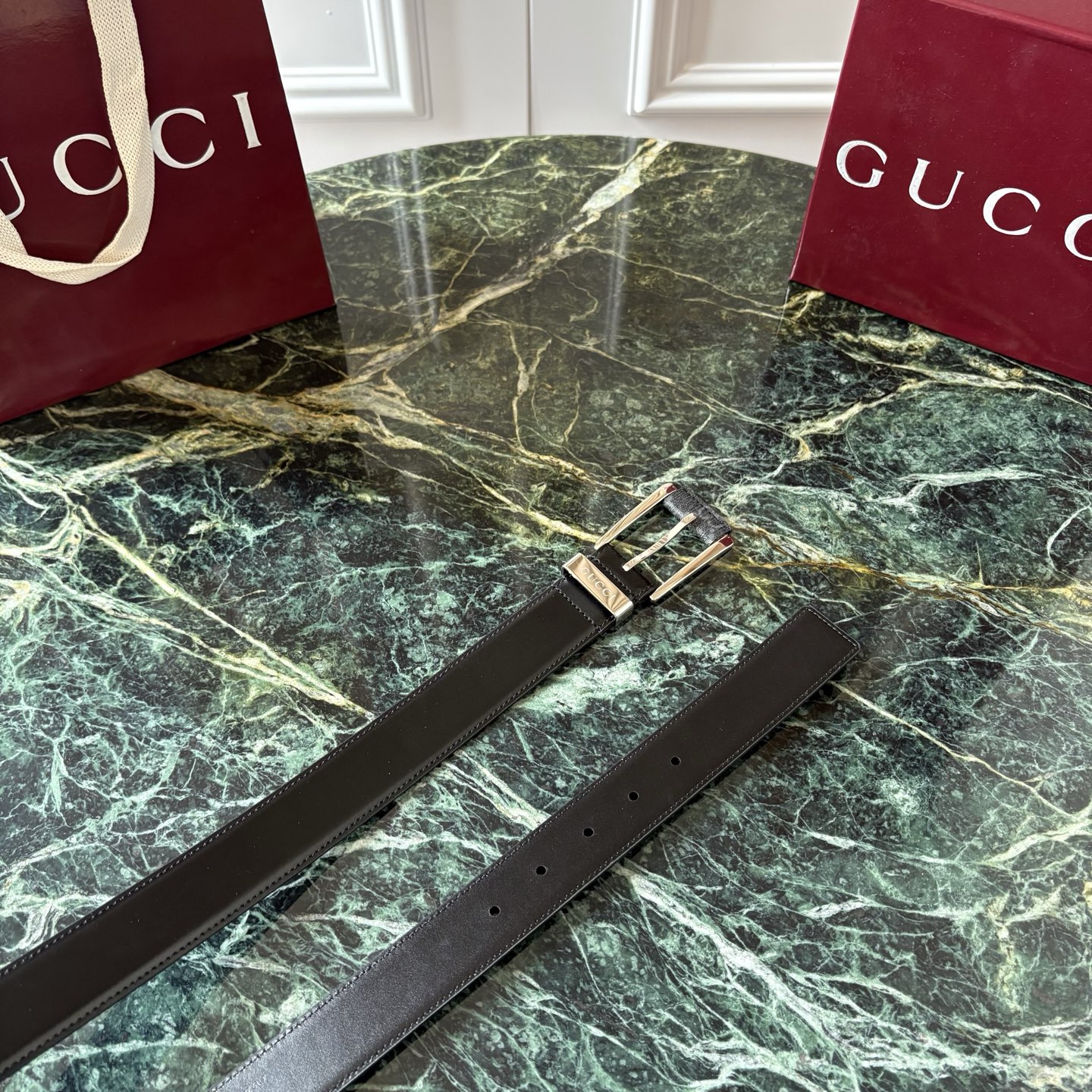 Gucci古驰男士皮带，头层牛皮，经典GG压花，方形扣，皮质细腻，做工精致，五金亮面，宽3.5cm，商务休闲都能搭，细节