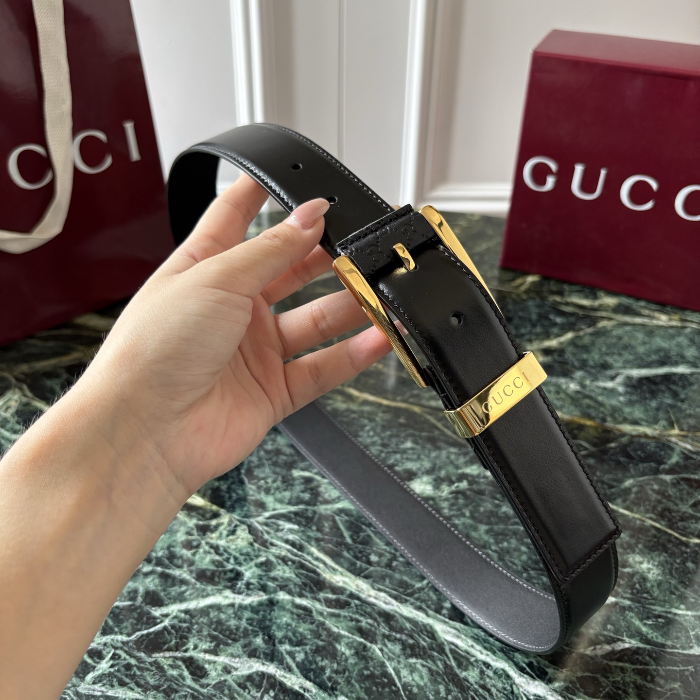 Gucci古驰男士皮带，头层牛皮，经典GG压花，方形扣，皮质细腻，做工精致，五金亮面，宽3.5cm，商务休闲都能搭，细节