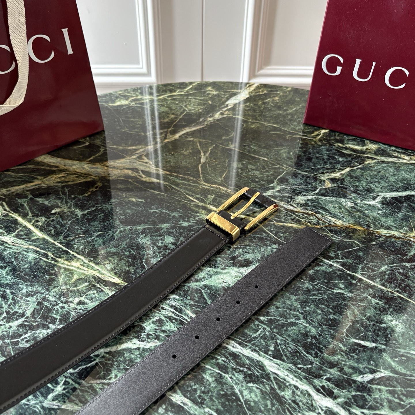 Gucci古驰男士皮带，头层牛皮，经典GG压花，方形扣，皮质细腻，做工精致，五金亮面，宽3.5cm，商务休闲都能搭，细节