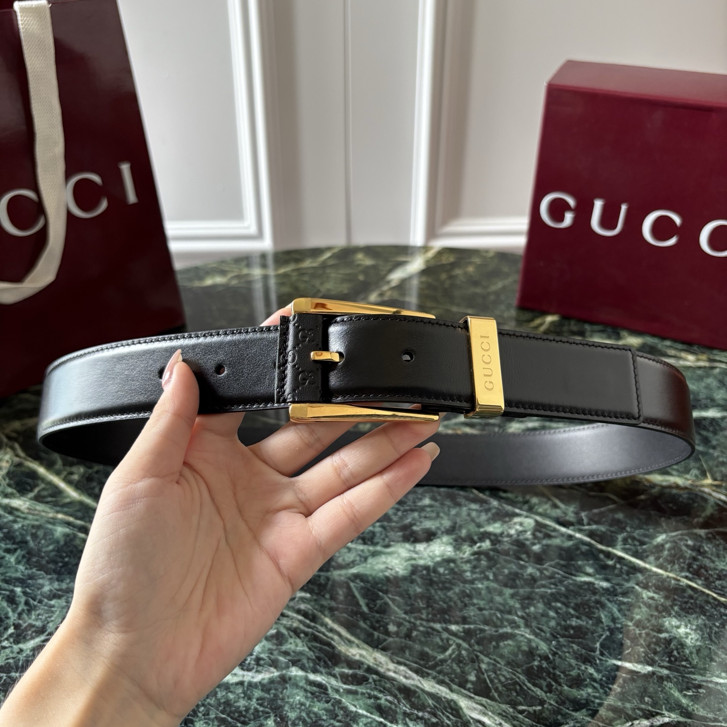 Gucci古驰男士皮带，头层牛皮，经典GG压花，方形扣，皮质细腻，做工精致，五金亮面，宽3.5cm，商务休闲都能搭，细节