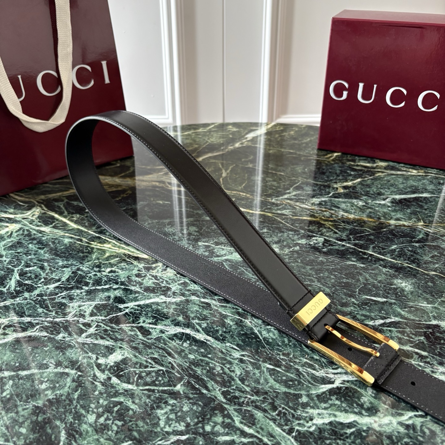 Gucci古驰男士皮带，头层牛皮，经典GG压花，方形扣，皮质细腻，做工精致，五金亮面，宽3.5cm，商务休闲都能搭，细节
