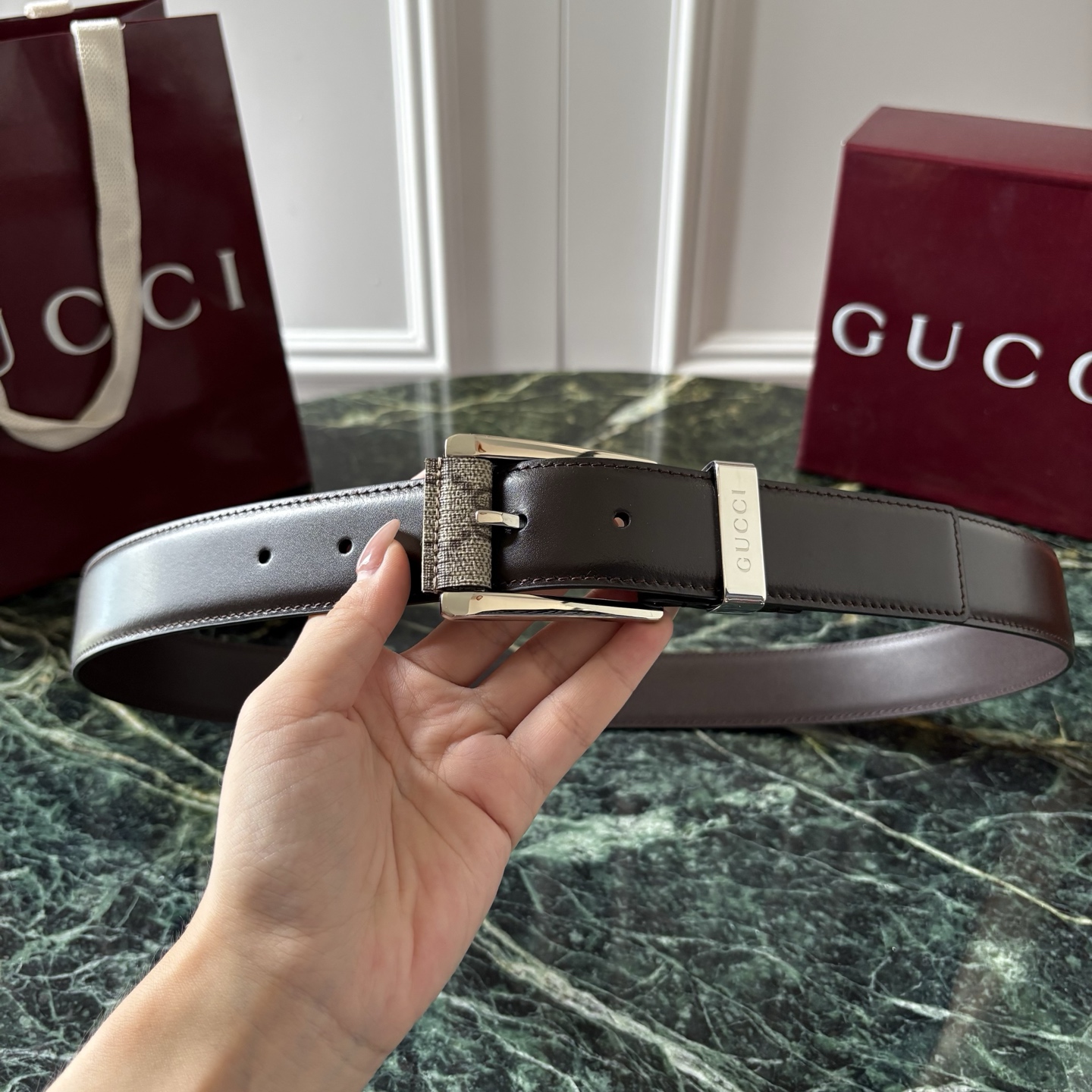 Gucci古驰男士皮带，头层牛皮，经典GG压花，方形扣，皮质细腻，做工精致，五金亮面，宽3.5cm，商务休闲都能搭，细节