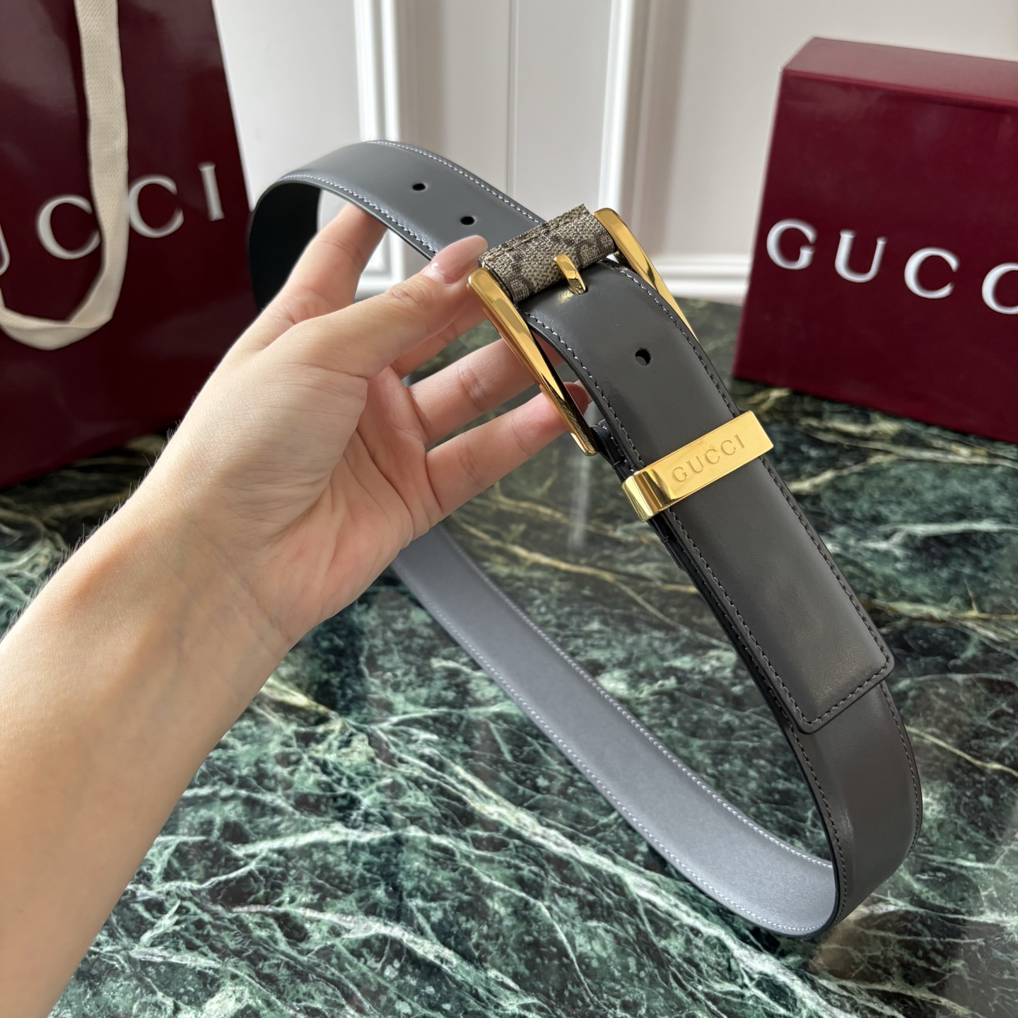 Gucci古驰男士皮带，头层牛皮，经典GG压花，方形扣，皮质细腻，做工精致，五金亮面，宽3.5cm，商务休闲都能搭，细节
